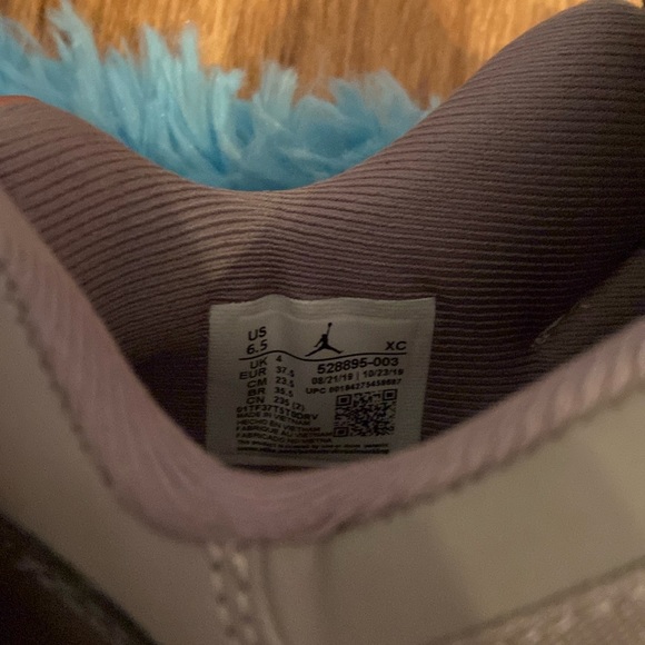 Jordan 11’s low top retro cool grays, size 6.5 in women’s - Picture 8 of 8